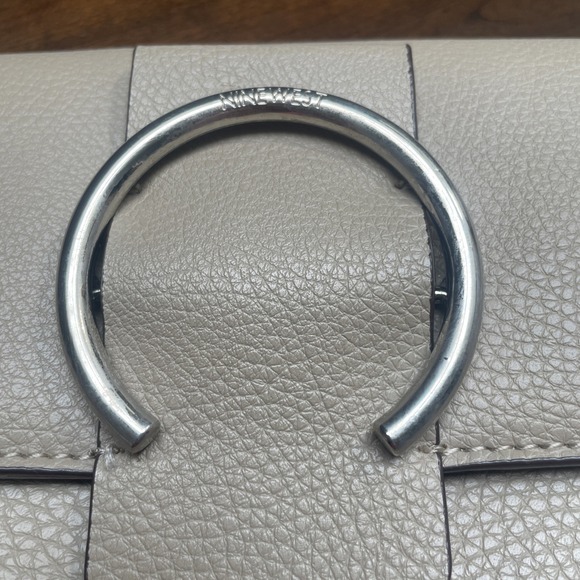 Nine West Nude Crossbody Bag Converts To Wristlet/clutch silver Hardware - Picture 2 of 12